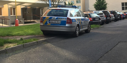 Ženě, která nechala batole na balkoně, hrozí až pět let ve vězení