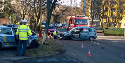 Dva zranění policisté po střetu policejního vozu s civilním