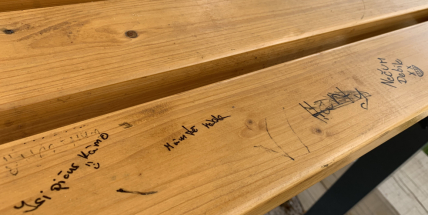 Stupidita některých obyvatel nezná mezí, lavičky na Nováku "zdobí" vulgární nápisy