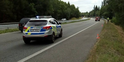 Agresivní řidič mercedesu atakoval na dálnici jiné vozidlo, teď je v hledáčku policie