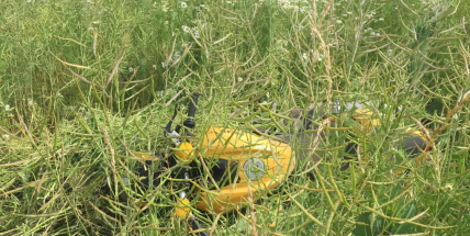 Aktuálně: Pro zraněného motorkáře přistává vrtulník, doprava na Skalce kolabuje