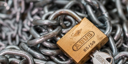 O prázdninách se zloději zaměřují na opuštěné byty a domy, jak je zabezpečit?