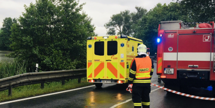 Video: Policisté pátrají po svědcích dopravní nehody motorkáře