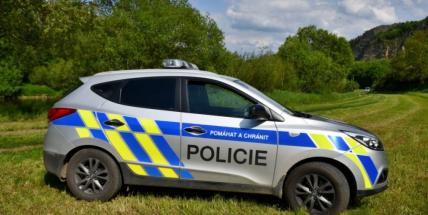 Před skokem ze skály zachránil muži policista život