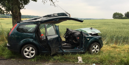 Aktuálně: U Chrástu narazilo auto do stromu, na místě přistály dva vrtulníky