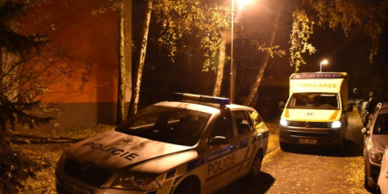 Namol opilý muž urážel matku a napadl příbuzného, policisté ho odvezli k vystřízlivění na záchytku