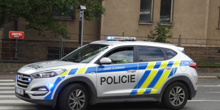 Pod pohrůžkou zabití oloupil mladíka o telefon