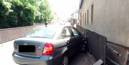 Dopravní nehoda osobního automobilu omezuje provoz v ulici Husova