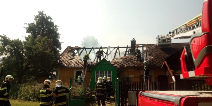 Šest jednotek hasičů likviduje požár rodinného domu na Příbramsku