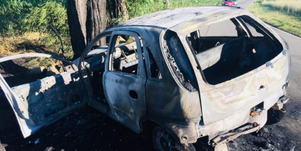 Auto po nárazu do stromu začalo hořet, nic z něj nezbylo