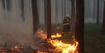 Aktuálně platná výstraha zahrnuje vysoké teploty, silné bouřky a riziko požárů