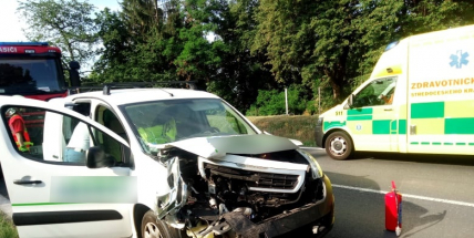 U Chraštic se srazily 4 vozy, silnice je částečně uzavřena