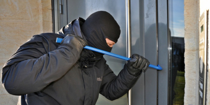 Místo svého auta důkladně „vysál“ všechny mince z kasy vysavače