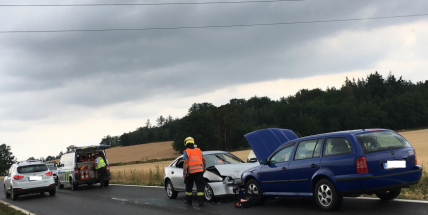 Aktuálně: Čelní střet dvou aut omezil dopravu u obce Počaply