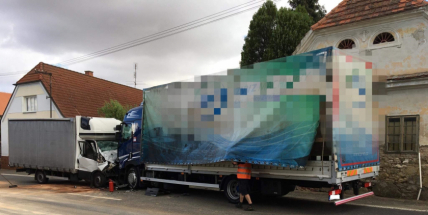 Aktuálně: Čelní střet dvou nákladních vozidel si vyžádal zranění