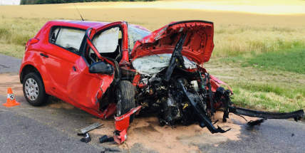 Aktuálně: Řidič zdemoloval auto o strom. Zraněného muže transportuje do nemocnice vrtulník