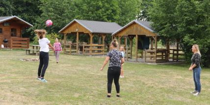 Jejich rodiče nemají sílu, odvahu nebo peníze, aby se o ně postarali. Přesto jsme je zastihli s úsměvem na tváři