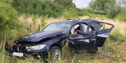 AKTUÁLNĚ: Auto vyletělo mimo dálnici. Pro zraněného řidiče byl přivolán vrtulník