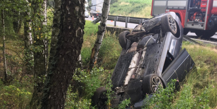 Řidič vyvrátil strom a skončil na střeše