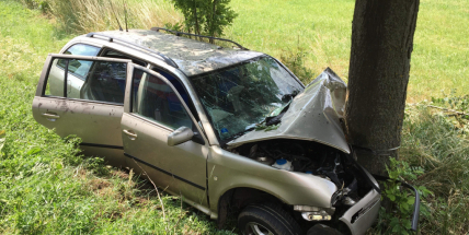 Auto narazilo do stromu, řidiče odváží sanitka do nemocnice