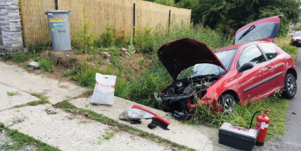 Vyjela ze silnice, zdemolovala auto a skončila v nemocnici