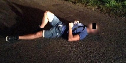 Namol opilý muž ležel na silnici, přivolaným policistům následně vyhrožoval