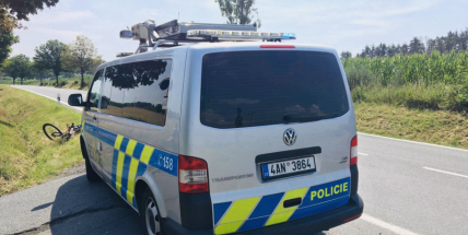 Silnici do Sedlčan omezila nehoda auta s cyklistou