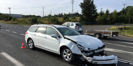 Opatrně na Evropské, havarovaná vozidla blokují jízdní pruh