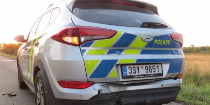 Opilý řidič naboural do policejního auta se zapnutými majáky