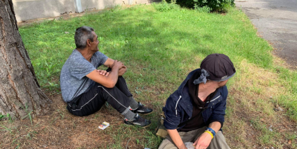 Autobusová zastávka plná bezdomovců. Jistě víte, o které je řeč