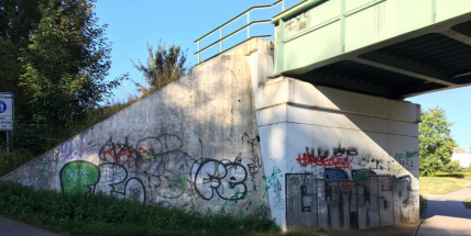Graffiti v Příbrami: Zatímco městský majetek sprejery moc neláká, jinde řádí dostatečně