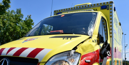 Pátrání: Řidič naboural sanitku a ujel, ta převážela pacienta do nemocnice!