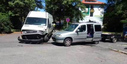 Zase ta přednost, u Chmelnice havarovala dvě vozidla