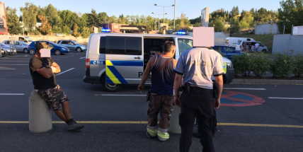 Drobná nehoda u Kaufladnu vyústila v bitku, jeden z řidičů skončil v poutech