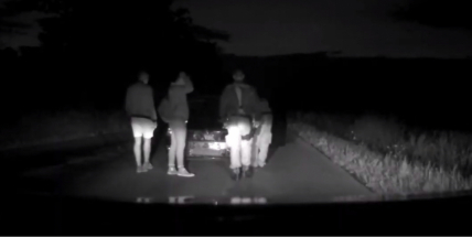 Video: Namol opilý řidič naboural policejní auto