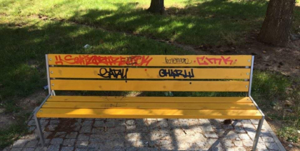 Sprejeři se podepsali na lavičkách a na vagonech. Umění v tom nehledejte