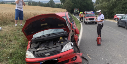 Po střetu auta s kombajnem skončila žena v nemocnici