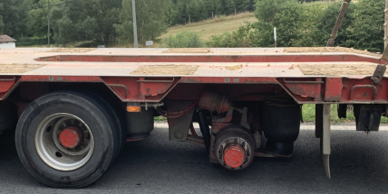 Nákladnímu vozu se uvolnila kola, atakovala Volkswagen