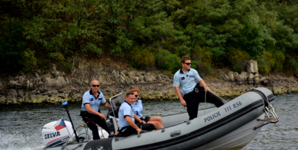 Hladinu Orlické přehrady křižovaly čluny Policie ČR a Státní plavební správy