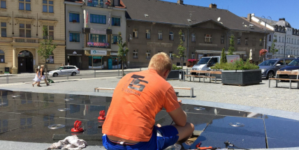 Voda v kašně na náměstí TGM je chemicky ošetřena a může vyvolat zdravotní potíže