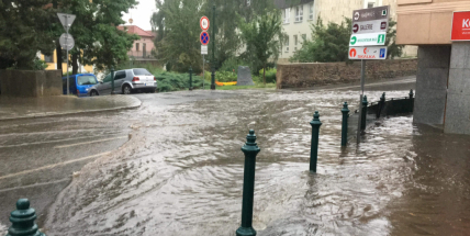 Přívalové deště proměnily silnice v řeky