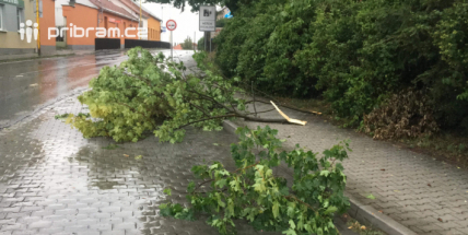 Příbram sčítá škody po včerejší bouři