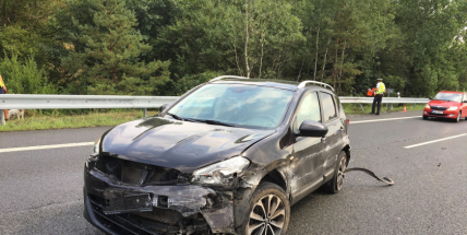 Provoz na dálnici D4 komplikuje nehoda osobního vozu