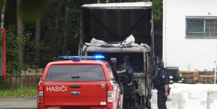 Dvě jednotky hasičů zasahovaly u požáru nákladního vozidla v Dubenci
