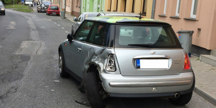 Opilý řidič naboural do stojícího auta a ujel. Do hospody si pro něj přišli policisté