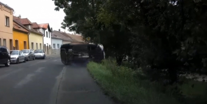 Záznam z palubní kamery: Namol opilý řidič naboural stojící vůz a ujel, policisté ho našli v hospodě