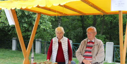 „Dva měsíce jsem na trh s medem vůbec nechodil. Nebylo co prodávat,“ říká místní včelař Antonín Volek