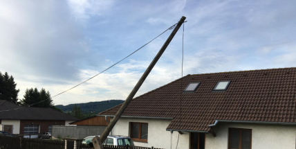 Přerazila telefonní sloup, skončila v nemocnici