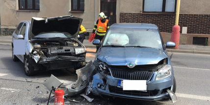V Příbrami se čelně střetla dvě auta, zraněné osoby jsou v péči záchranářů