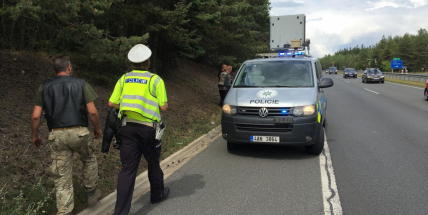 Opatrně na dálnici, po havárii motorkáře je v místě větší počet osob